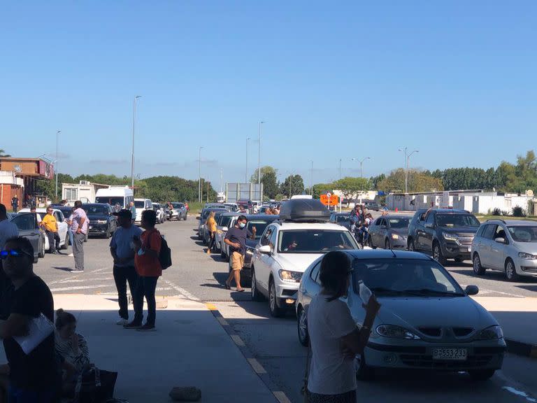 Las colas para cruzar la frontera entre Argentina y Uruguay (Archivo)