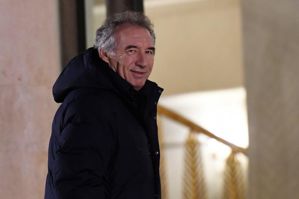 Le 17 mai 2017, François Bayrou est nommé ministre d'État, garde des Sceaux, ministre de la Justice dans le gouvernement d'Édouard Philippe. Il annonce qu'il ne continuera pas sa mission le 21 juin suivant, soit 35 jours après le début de son mandat. Il est accusé d'abus de confiance, de recel d'abus de confiance et d'escroqueries. En cause ? Une affaire d'emplois fictifs présumés au Parlement européen visant 19 eurodéputés : entre 2009 et 2014, une dizaine de salariés du MoDem, alors présidé par François Bayrou, étaient également collaborateurs des députés européens du parti centriste. (crédit AFP)