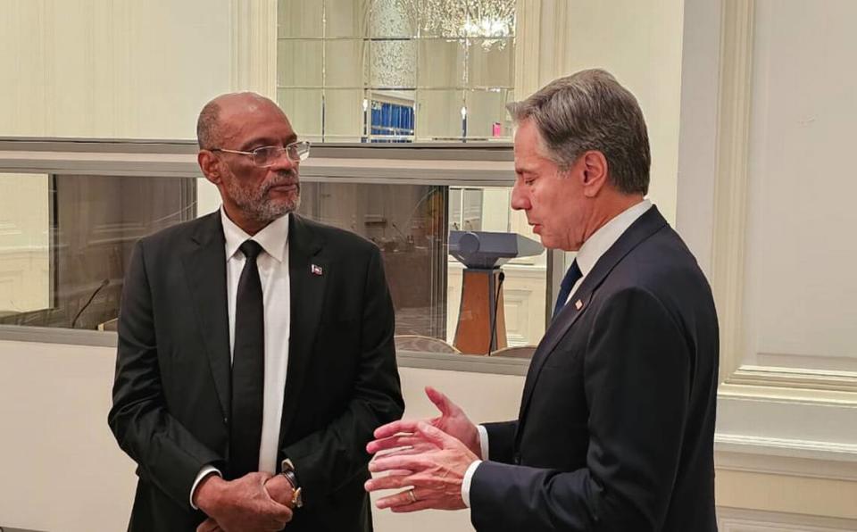 El primer ministro de Haití, Ariel Henry (izquierda), habla con el secretario de Estado estadounidense, Antony Blinken, el viernes 22 de septiembre de 2023, antes de una reunión sobre la seguridad de Haití.