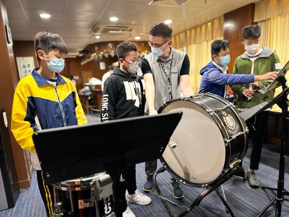 <p><span>香港警察樂隊隊長葉文臻高級督察（左三）親自指導非華裔的團員，體現多元文化共融，以音樂連繫青少年。</span></p>