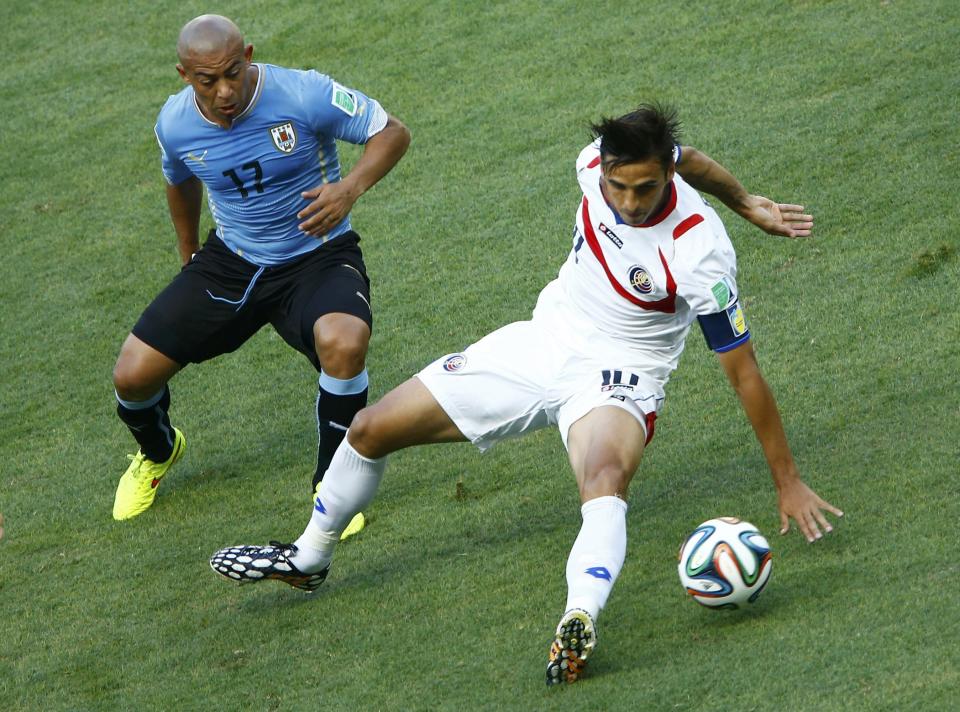 Uruguay's Egidio Arevalo Rios fights for the ball with Costa Rica's Bryan Ruiz during their 2014 World Cup Group D soccer match at the Castelao arena in Fortaleza, June 14, 2014. (Mike Blake/Reuters)