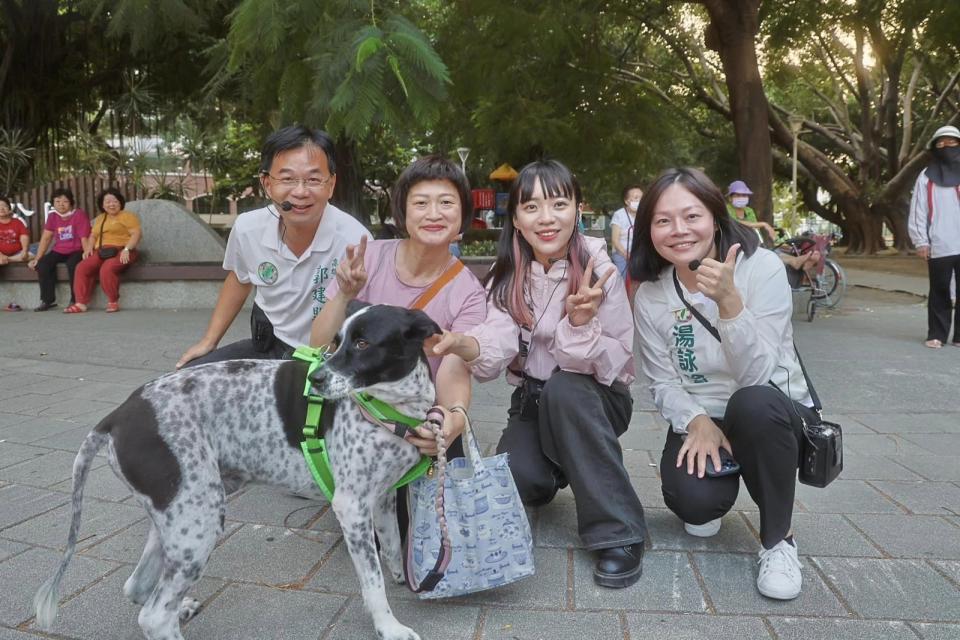 黃捷今天與同黨民代到市場掃街拜票。（翻攝自黃捷臉書）