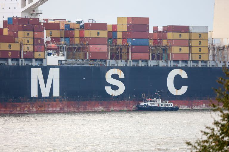 Tras los ataques de los rebeldes hutíes a los buques en el Mar Rojo, la mayor naviera de contenedores del mundo, MSC, ha suspendido sus envíos en esta ruta. 