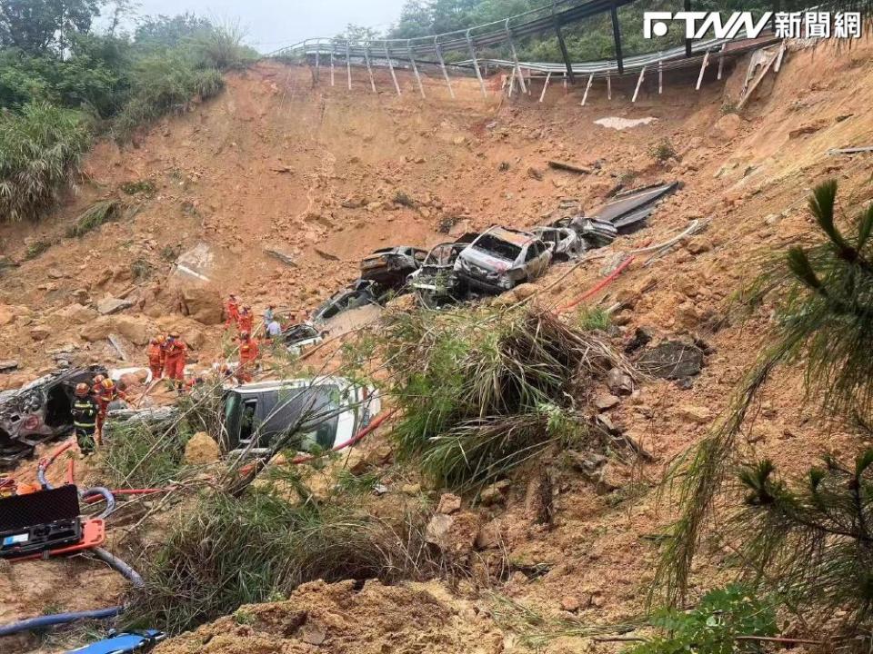廣東S12梅龍高速公路因強降雨造成路面塌陷，已發現23輛車陷落，導致36人死亡、30人受傷（圖／翻攝微博）
