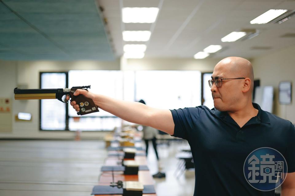 蕭奕弘的紓壓方式之一是去運動中心射擊空氣槍，他頗有天分，每一發都射中標靶且近中心點。