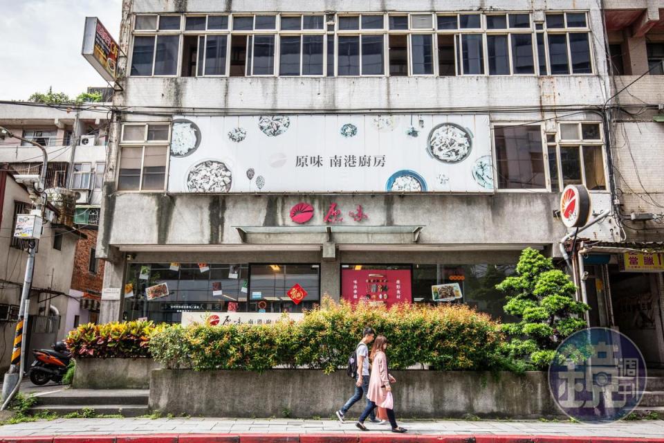 「原味廚房」南港店的便當菜色選擇多，吸引不少上班族來用餐。