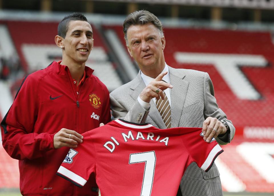 El nuevo jugador de Manchester United, Angel Di María, izquierda, y el técnico Louis van Gaal posan en la presentación del jugador el jueves, 28 de agosto de 2014, en Manchester, Inglaterra. (AP Photo/Alastair Grant)