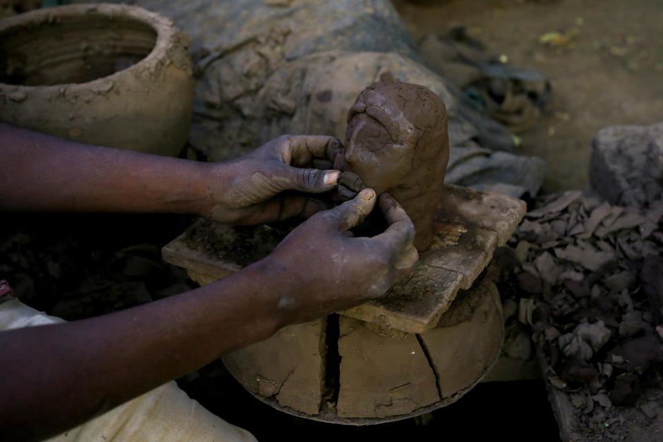 Un fabricante de cerámica moldea una cara de barrio en su taller de Omdurmán. (Foto: Zohra Bensemra / Reuters).