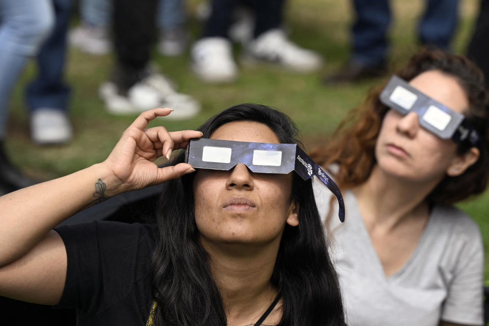 Los mexicanos fascinados con el eclipse de sol
