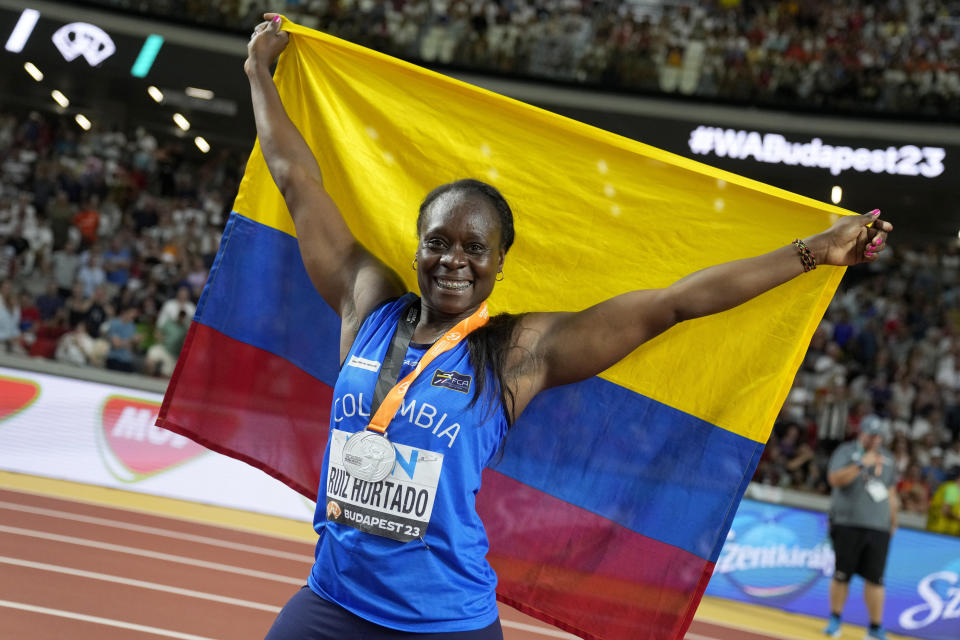 La colombiana Flor Denis Ruiz festeja tras conseguir la plata en el lanzamiento de jabalina del Mundial de atletismo, el viernes 25 de agosto de 2023, en Budapest (AP Foto/Matthias Schrader)