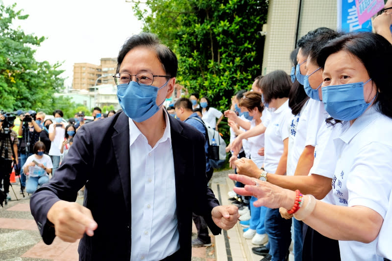 張善政1日上午前往桃園市選舉委員會登記參選市長。中央社