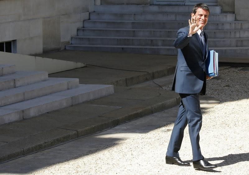 Manuel Valls a dénoncé jeudi les propositions "brutales" de Nicolas Sarkozy, candidat à la primaire de droite en vue de l'élection présidentielle de 2017. /Photo prise le 22 août 2016/REUTERS/Pascal Rossignol