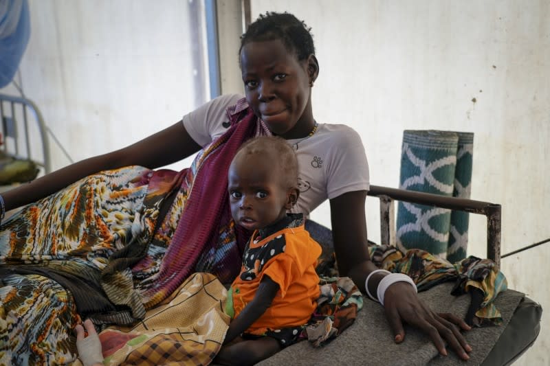 2021年12月28日，南蘇丹瓊萊州方加克縣首府老方加克鎮，一名母親帶著營養不良的孩子在無國界醫生組織營運的醫院接受治療（美聯社）