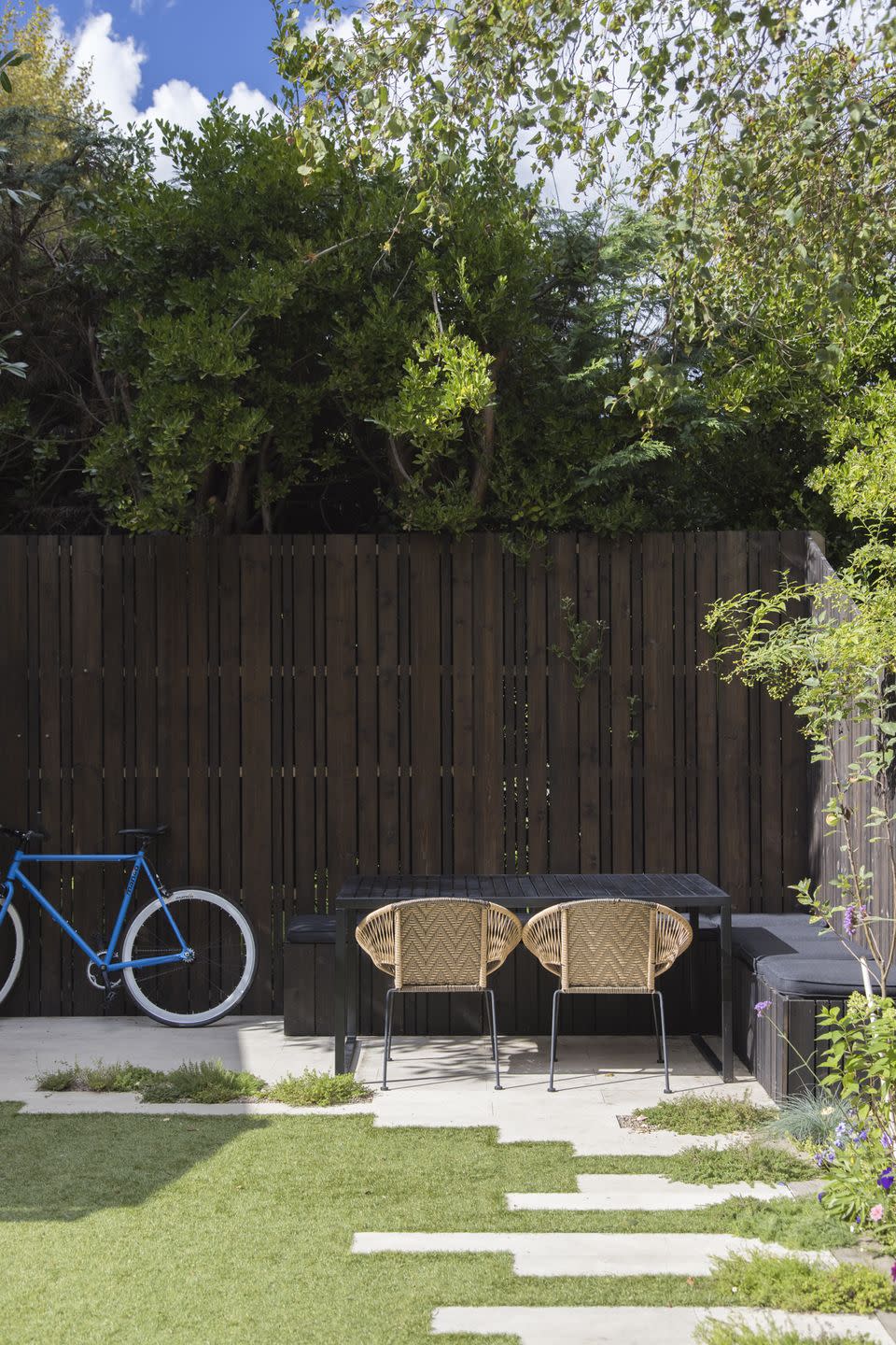 district architects modern garden seating area