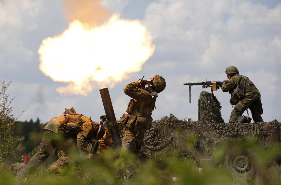 Bundeswehrsoldaten feuern beim JAWTEX-Manöver 2014 einen Mörser ab (Bild: Reuters/Fabrizio Bensch)