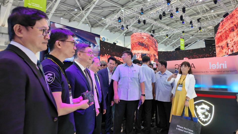 Lai Ching Te visiting MSI Claw booth at Computex 2024.