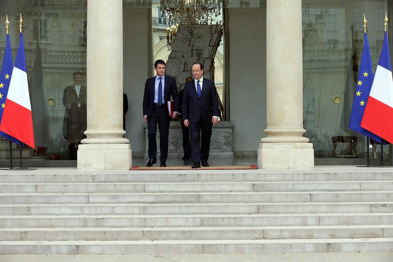 La cote de popularité de François Hollande atteint son plus bas niveau depuis son arrivée à l'Elysée alors que son nouveau Premier ministre Manuel Valls le devance de quarante points, selon un sondage Ifop publié dans le Journal du Dimanche. /Photo prise le 4 avril 2014/REUTERS/Philippe Wojazer