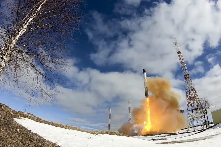 Foto de archivo de un lanzamiento de prueba del misil Sarmat en Plesetsk, en el noroeste de Rusia.  (Servicio de Prensa del Ministerio de Defensa de Rusia via AP)