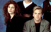 Julia Roberts und Kiefer Sutherland lernten sich am Set von "Flatliners" (1990, Bild) und galten bald danach als absolutes Traumpaar. Eine geplante Hochzeit sagte der "Pretty Woman"-Star 1991 zwei Tage vor dem Termin ab, was Sutherland ihr aber längst verziehen hat: Roberts sei mutig und nur realistisch gewesen, meinte er 2016 gegenüber dem "People"-Magazin. (Bild: Columbia Pictures)