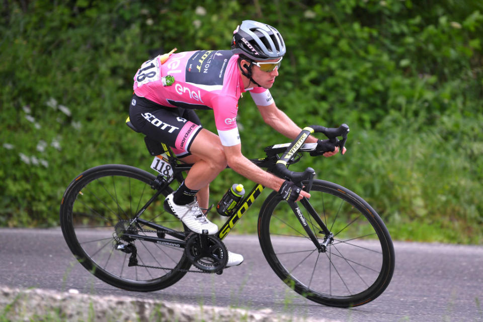 Simon Yates, “maglia rosa” del Giro de Italia, monta una bicicleta Scott. Fabrica americana que comenzó haciendo bastones para esquí. / Foto: Getty Images