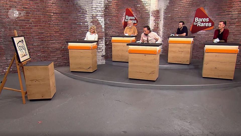 Ähnlich kontrovers wurde im Händlerraum diskutiert. "Höhlenmalerei?", vermutete Fabian Kahl (rechts). David Suppes (dritter von links) fragte in die Runde: "Ist das Kunst, ja?" "Oder muss das weg?", sprach Elke Velten aus, was alle dachten. (Bild: ZDF)