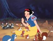 Der erste abendfüllende Film Walt Disneys aus dem Jahr 1937 ist gleichzeitig einer der schönsten: "Schneewittchen und die sieben Zwerge" (1937) basiert auf dem Märchen der Brüder Grimm und gilt als einer der bedeutendsten Zeichentrickfilme aller Zeiten. An "Schneewittchen" arbeiteten bis zu 750 Künstler, die den Grundstein für den Erfolg des Hauses Disney legten. (Bild: Disney)