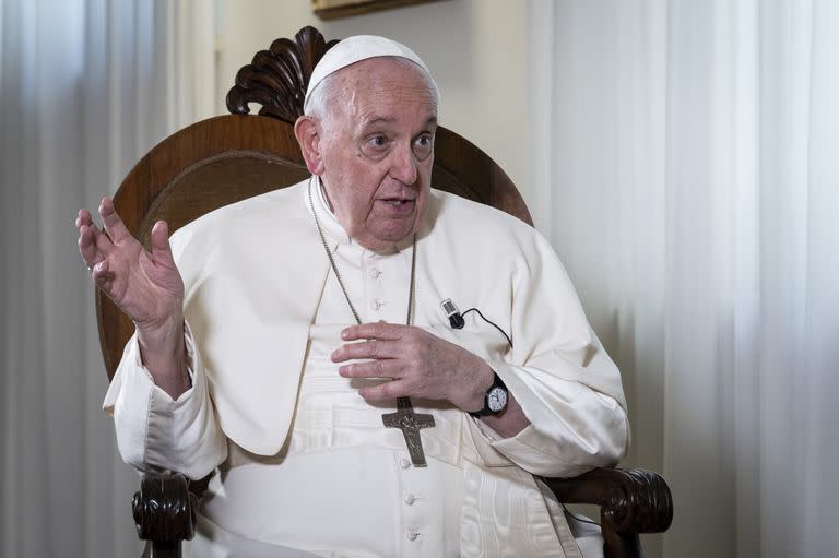 El papa Francisco, durante la entrevista con LA NACION, en el Vaticano