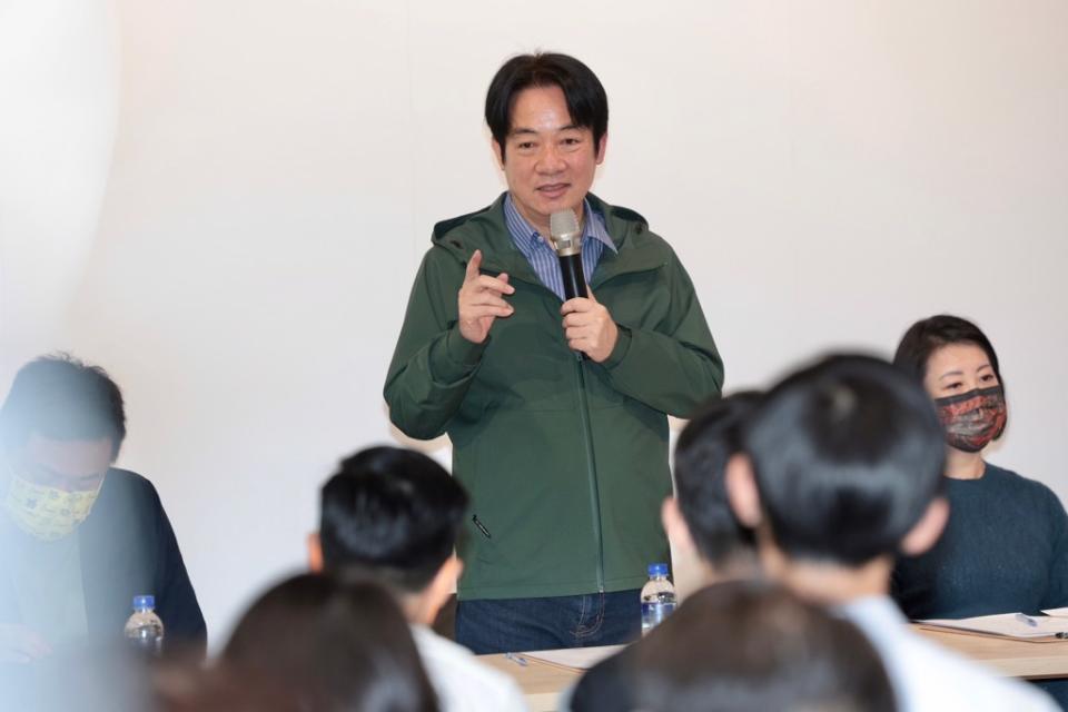 民進黨主席參選人賴清德（後）7日出席「向年輕人報告」青年座談會，聽取青年意見。（郭吉銓攝）