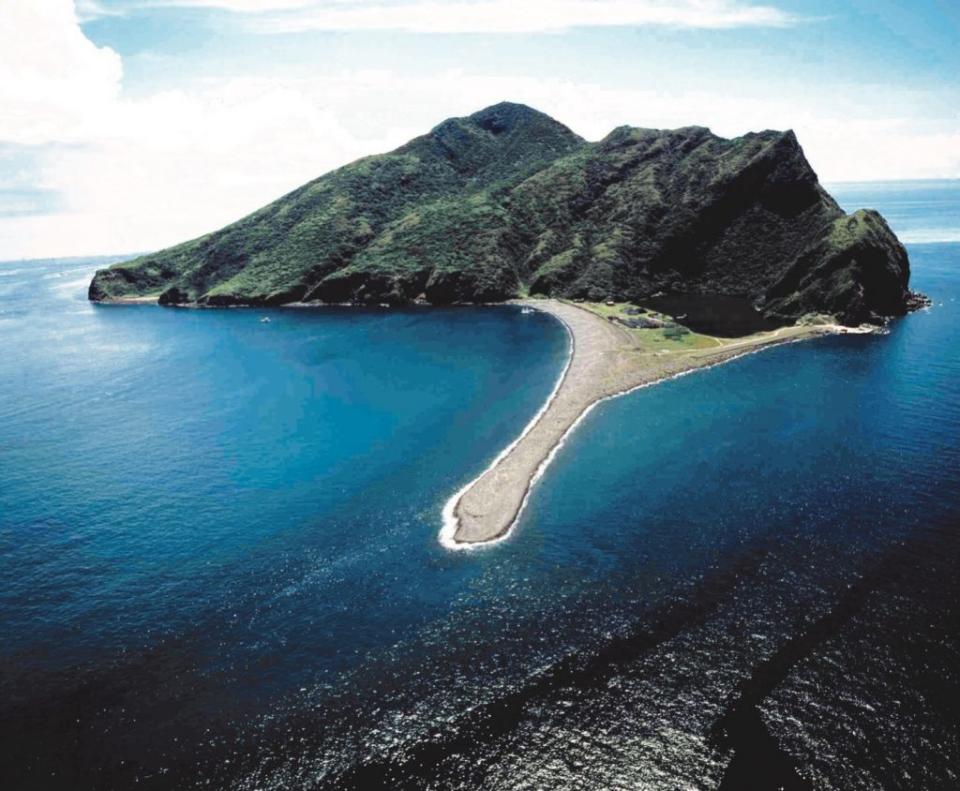 東北季風季節，東北角管理處宣佈龜山島自一日起至隔年二月底封島三個月。（東北角管理處提供）