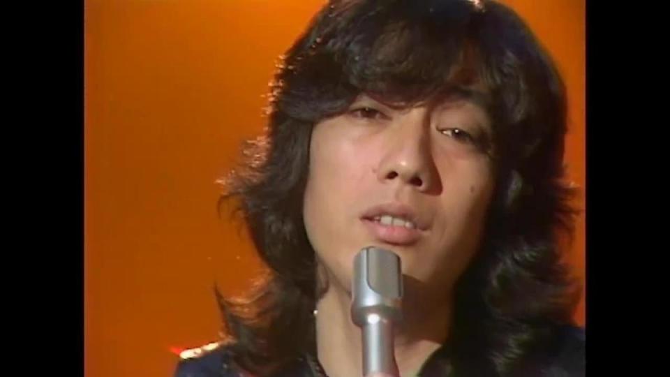 澤田研二1975年演唱的《任時光流逝》曾被伍佰翻唱為《愛你一萬年》。（翻攝自網路）