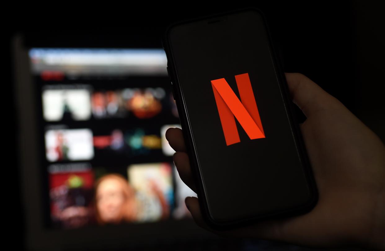 <p>Las pantallas de una computadora y un teléfono móvil muestran el logo de Netflix el 31 de marzo de 2020 en Arlington, Virginia.</p> (AFP via Getty Images)