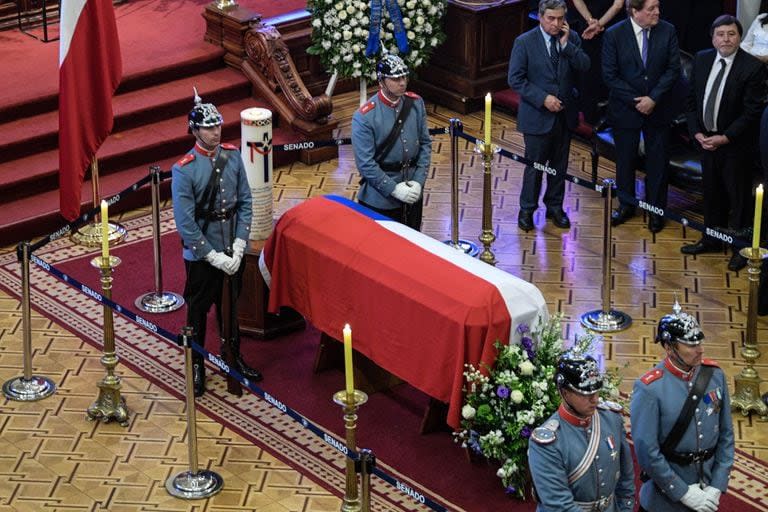 Guardias de honor en torno al féretro en donde yace el cuerpo del fallecido expresidente chileno, Sebastián Piñera, durante el velatorio llevado a cabo en el Salón de Honor del ex Congreso Nacional, en Santiago 

