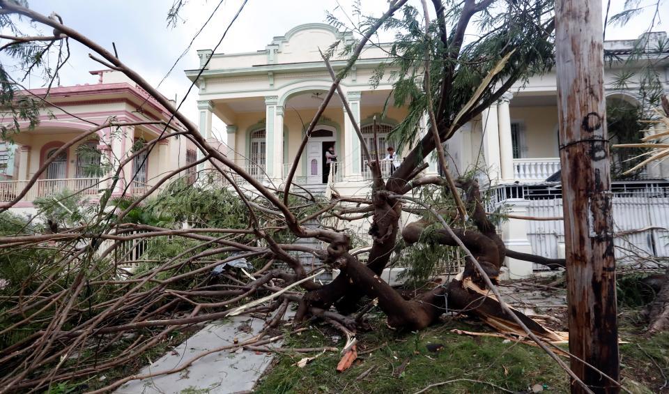 AME4766. LA HABANA (CUBA), 28/01/2019.- Fotografía de un árbol caído frente a una vivienda tras el paso de un tornado, este lunes, en La Habana (Cuba). Al menos tres personas han muerto y 172 han resultado heridas por un tornado que azotó esta madrugada la barriada de Regla, en La Habana, informó hoy el presidente de Cuba, Miguel Díaz-Canel. EFE/Ernesto Mastrascusa