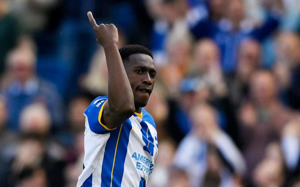 Danny Welbeck de Brighton & Hove Albion celebra marcar su quinto gol - Reuters/Toby Melville