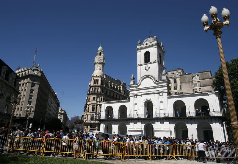 Foto del jueves de una fila de gente esperando para ingresar a la Casa Rosada en Buenos Aires y despedir a Diego Maradona