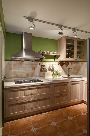 局部乳綠色與深淺不一的馬賽克拼接牆面，讓廚房充滿普羅旺斯的鄉村風情。