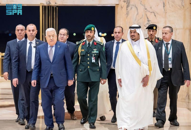 El presidente palestino, Mahmoud Abbas, llega para asistir a la cumbre de la Organización de Cooperación Islámica (OCI) en Riad, Arabia Saudita