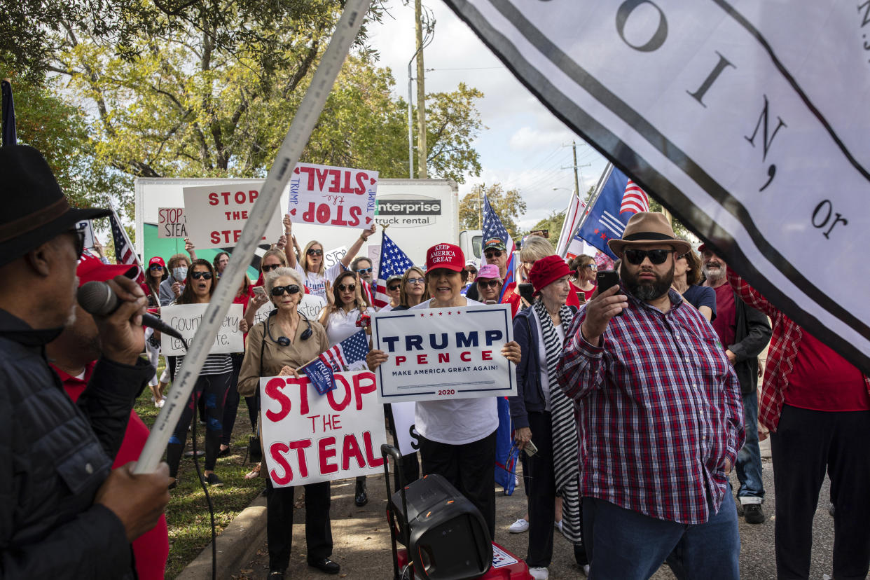 Partidarios del expresidente Donald Trump fuera de la oficina electoral del condado de Dallas, en Dallas, el 9 de noviembre de 2020. (Tamir Kalifa/The New York Times).