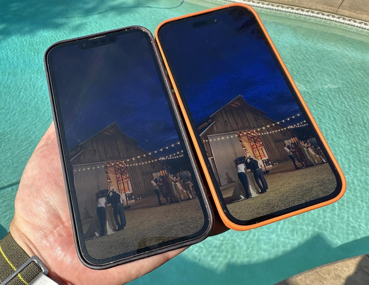 comparison shot of iPhone 13 pro and iPhone 14 Pro screen brightness in sunlight