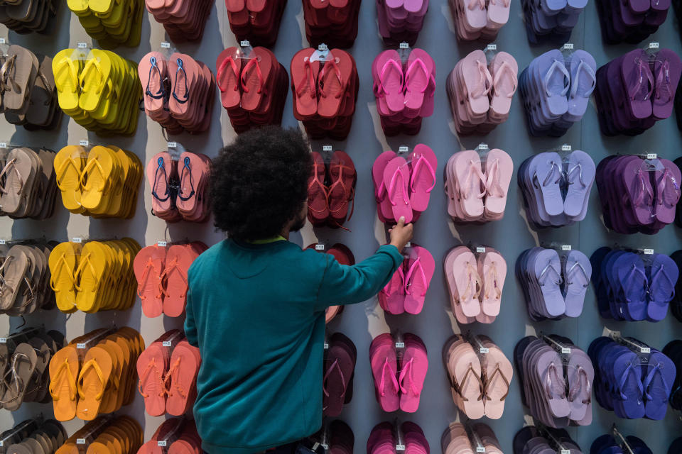 Flip-Flops werden nicht mehr nur am Strand getragen – aber genau dort gehören sie hin. (Bild: Getty Images)