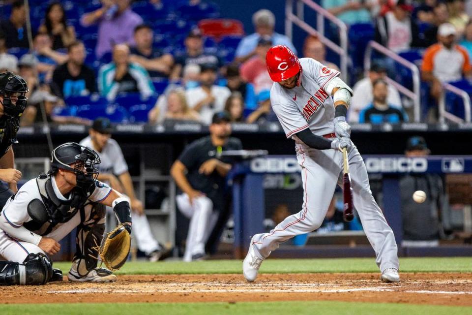 El jardinero de los Rojos Albert Almora Jr. batea en el noveno inning del partido ante los Marlins, celebrado el 2 de agosto de 2022 en Miami.