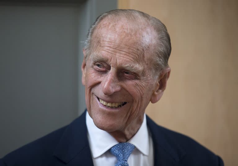 En esta foto del 8 de junio de 2015, el príncipe Felipe de Inglaterra, esposo de la reina Isabel II, sonríe tras develar una placa al final de su visita al Richmond Adult Community College en Richmond, en el suroeste de Londres. (AP Foto/Matt Dunham, Archivo)