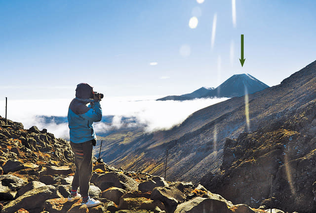 登上魯瓦佩胡山上的 Whakapapa 滑雪區，正可看到對面瑙魯赫伊山，雲海縹緲。箭咀所示為《魔戒》中的末日火山。（馮柏偉攝）