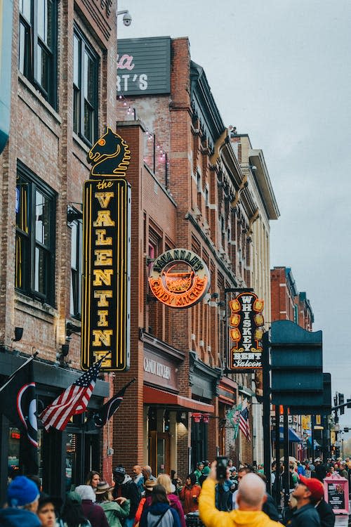 Wondering where to stay in Nashville? Our guide will introduce you to all the neighborhoods so you can match your interests to the best center point in the city. Whether it's a visit to the Grand Ole Opry or the Country Music Hall of Fame, Nashville, TN has it all.