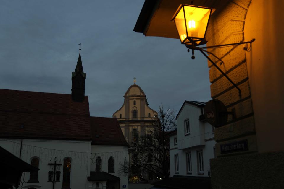 A streetlight burns at main square 'Kapellplatz" in Altoetting, some 90 kilometers (about 55 miles) east of Munich near Marktl, the birthplace of Pope emeritus Benedict XVI, Germany, Thursday, Dec. 29, 2022. The health of Pope Emeritus Benedict XVI has worsened due to his age, and doctors are constantly monitoring the 95-year-old's condition, the Vatican said Wednesday.(AP Photo/Matthias Schrader)