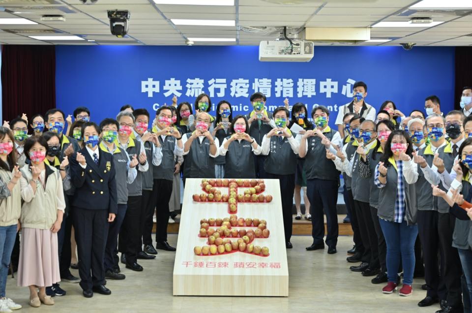 台灣對抗COVID-19疫情在今天邁入第1000天，總統蔡英文（中）15日上午至指揮中心慰勞團隊，並送上象徵「平安」的蘋果。（指揮中心提供）