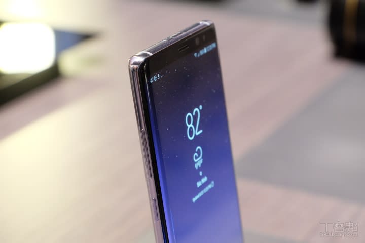 機身左側為音量鍵和 Bixby 按鈕。