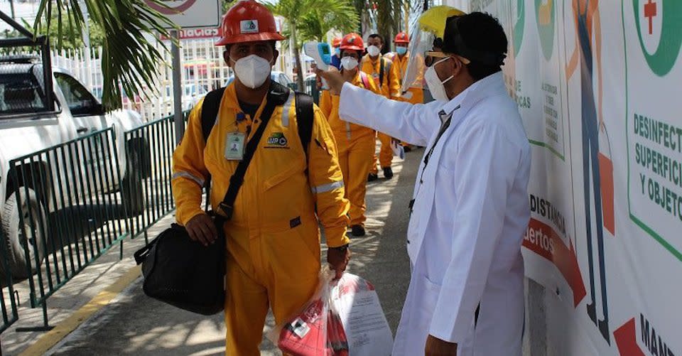 Personal de salud tomando temperatura a trabajadores en Campeche