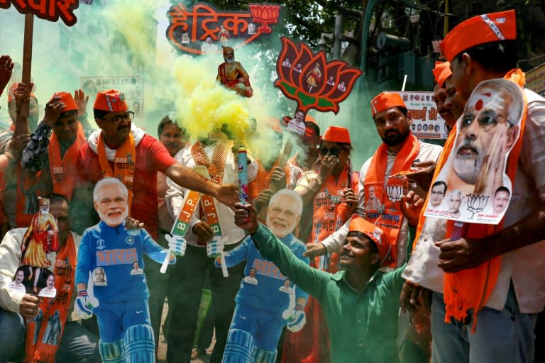 Seguidores del primer ministro indio Narendra Modi celebran su victoria en su circunscripción de Varanasi, el 4 de junio de 2024 (Niharika KULKARNI)