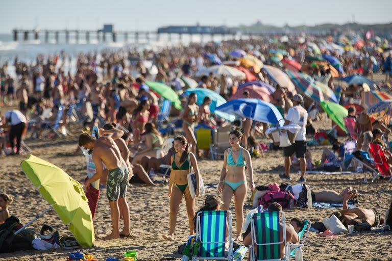 Las primeras horas del recambio de quincena en Pinamar mantienen en vilo a los sectores hoteleros, gastronómicos e inmobiliarios